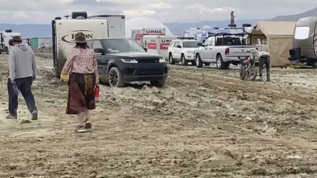 Desaťtisíce účastníkov festivalu Burning Man sa po dažďoch začali vracať domov