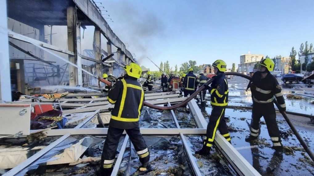 Ruský útok na ukrajinský Kremenčuk si vyžiadal jednu obeť a 15 ranených