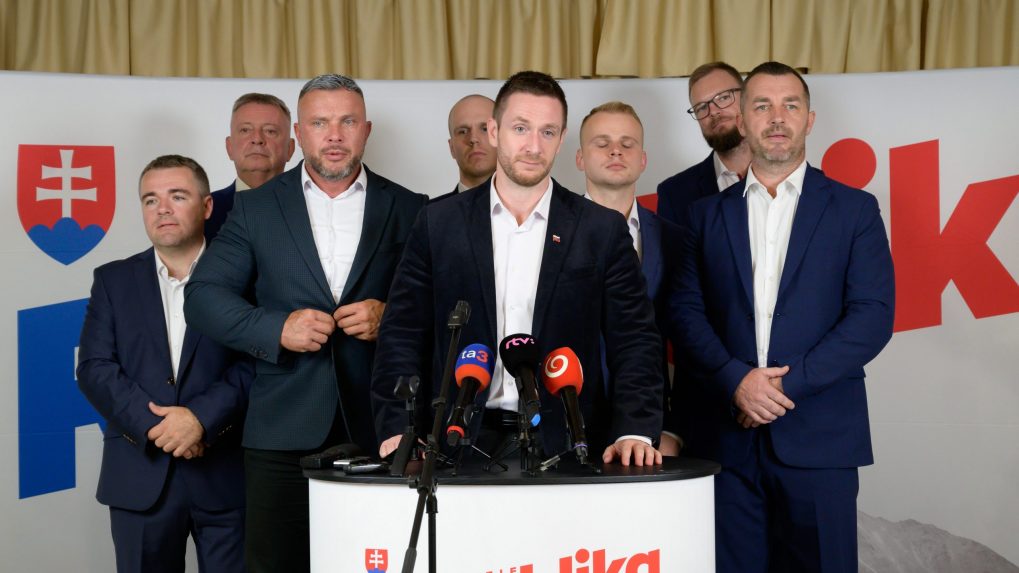 Strana Republika počas volebnej noci.
