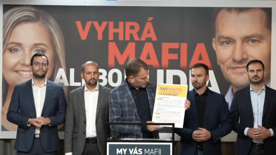 Igor Matovič ukazuje údajnú komunikáciu medzi Richardom Sulíkom a Jaroslavom Haščákom na tlačovej konferencii.