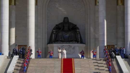 Mongolský prezident Uchnágín Chürelsüch (vľavo) a pápež František.