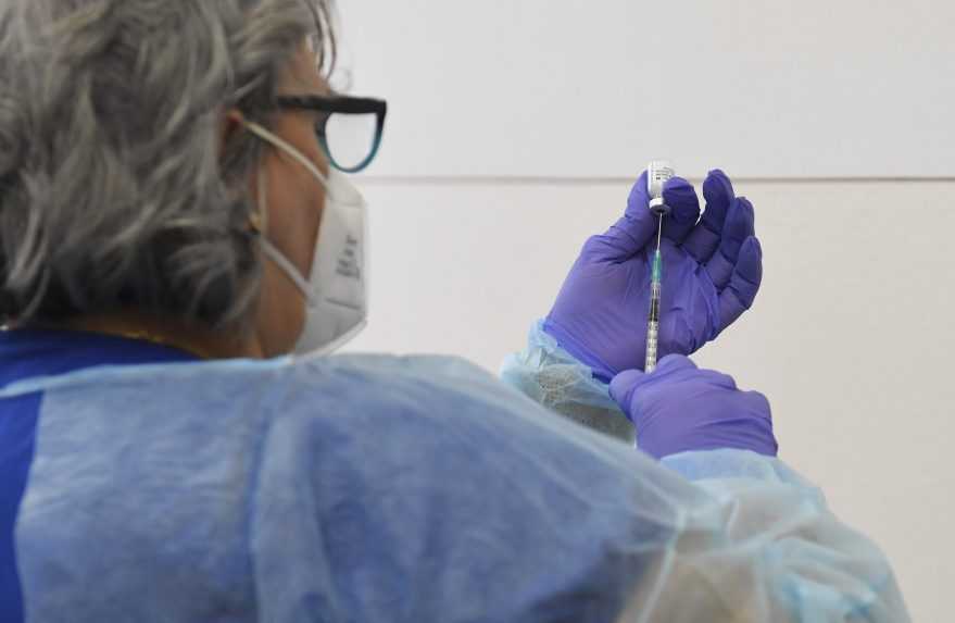 Na snímke lekárka drží vakcínu v striekačke.