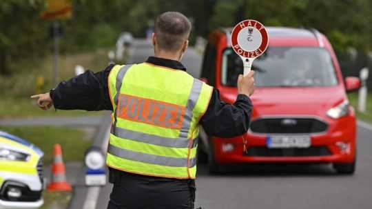 Na snímke nemecký policajt počas razie.