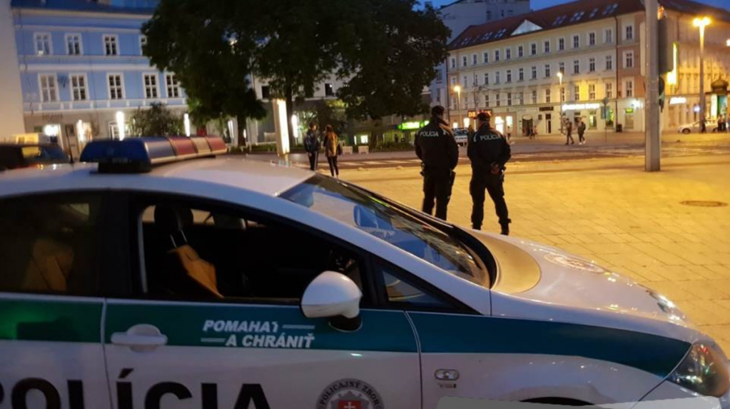 Žena kopla muža do hlavy, potom ho bodla kuchynským nožom. Polícia vyšetruje násilný prípad v Bratislave