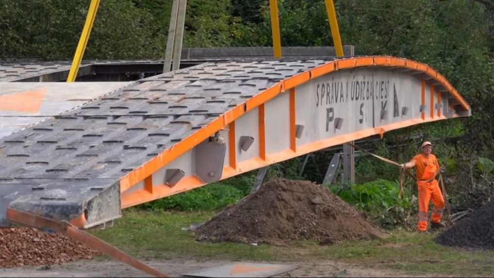 Levočská dolina už nie je odrezaná od sveta. Cestári tam osadili dočasný pontónový most