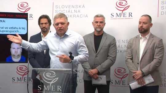 Záber z tlačovej besedy Smeru z 15. septembra 2023.