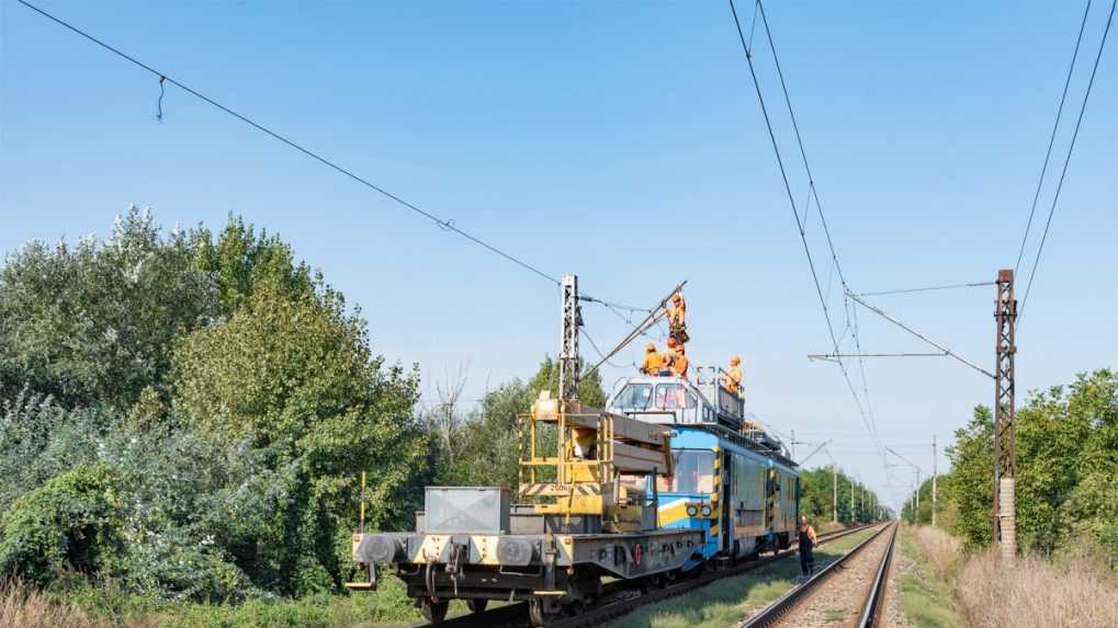 V Česku postupne mizlo trakčné vedenie, zlodeji ukradli kilometre káblov. Stopy doviedli políciu až do Poľska