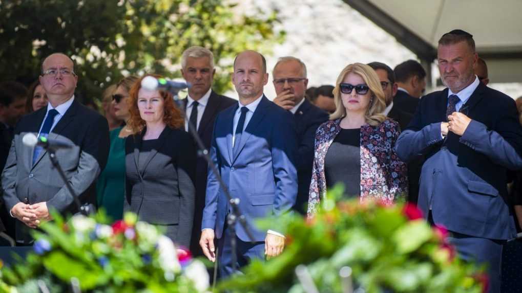 Zľava minister zahraničných vecí Miroslav Wlachovský, podpredsedníčka vlády Lívia Vašáková, podpredseda parlamentu Gábor Grendel, prezidentka Zuzana Čaputová a predseda Ústredného zväzu židovských obcí na Slovensku Richard Duda.