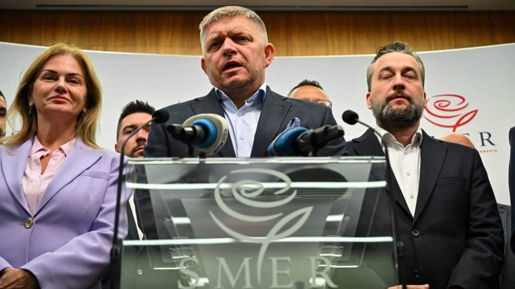 Zľava Monika Beňov&aacute;, Robert Fico a Ľubo&scaron; Blaha.