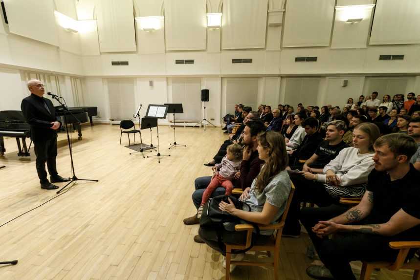 Na snímke vľavo rektor Vysokej školy múzických umení Martin Šmatlák počas spomienkového podujatia