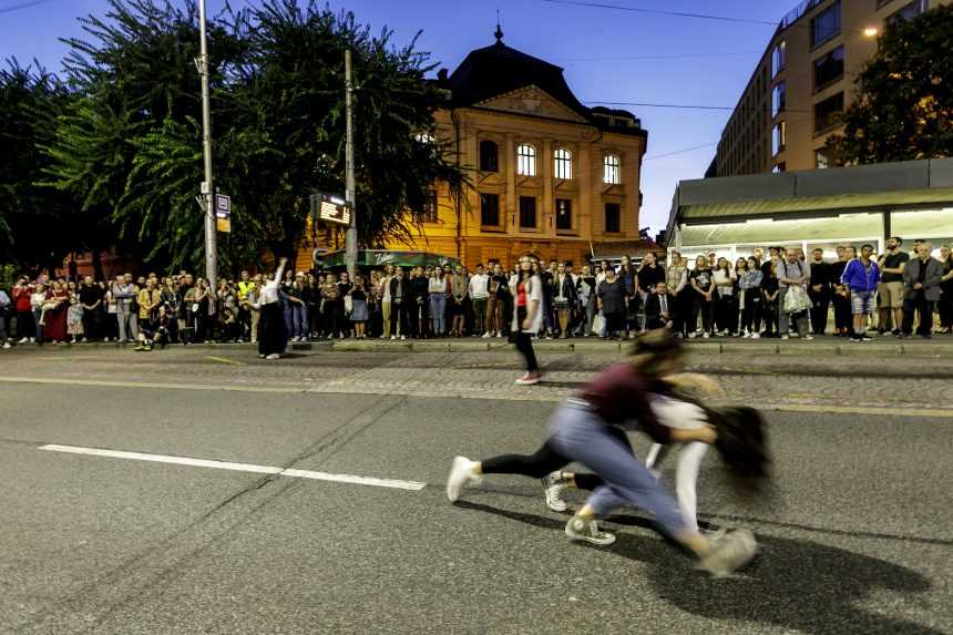Na snímke študentky Katedry tanečnej tvorby Vysokej školy múzických umení počas spomienkového podujatia pri príležitosti 1. výročia tragickej nehody na Zochovej ulici v Bratislave.