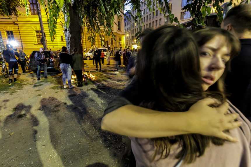 Snímka zo spomienkového podujatia pri príležitosti 1. výročia tragickej nehody na Zochovej ulici v Bratislave.