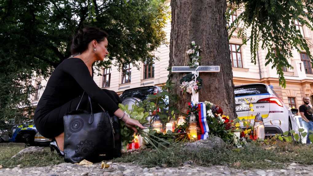 Snímka zo spomienkového podujatia pri príležitosti 1. výročia tragickej nehody na Zochovej ulici v Bratislave.