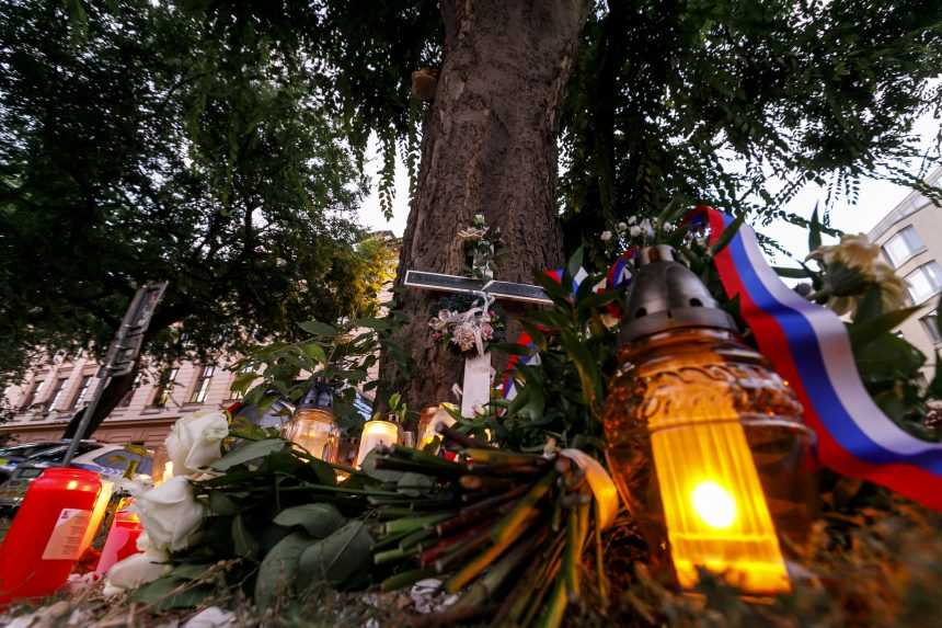 Snímka zo spomienkového podujatia pri príležitosti 1. výročia tragickej nehody na Zochovej ulici v Bratislave.