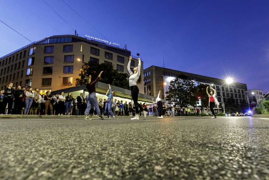 Na snímke študentky Katedry tanečnej tvorby Vysokej školy múzických umení počas spomienkového podujatia pri príležitosti 1. výročia tragickej nehody na Zochovej ulici v Bratislave.