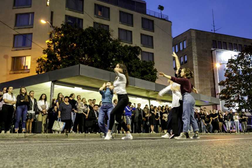 Na snímke študentky Katedry tanečnej tvorby Vysokej školy múzických umení počas spomienkového podujatia pri príležitosti 1. výročia tragickej nehody na Zochovej ulici v Bratislave.