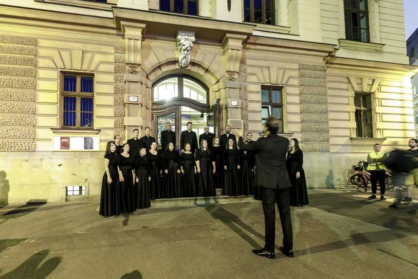 Na snímke spevácky zbor Tirnavia počas spomienkového podujatia pri príležitosti 1. výročia tragickej nehody na Zochovej ulici v Bratislave.