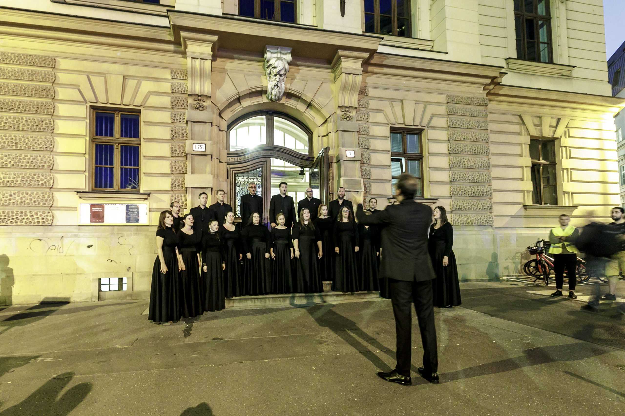 Na sn&Atilde;&Acirc;&shy;mke spev&Atilde;&Acirc;&iexcl;cky zbor Tirnavia po&Atilde;&Acirc;as spomienkov&Atilde;&Acirc;&copy;ho podujatia pri pr&Atilde;&Acirc;&shy;le&Atilde;&Acirc;&frac34;itosti 1. v&Atilde;&Acirc;&frac12;ro&Atilde;&Acirc;ia tragickej nehody na Zochovej ulici v Bratislave.