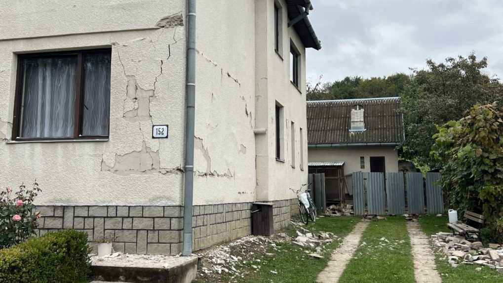 Škody na dome po zemetrasení v obci Ďapalovce.