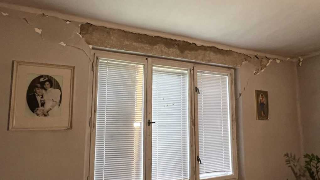 Interiér poškodeného domu po zemetrasení v obci Ďapalovce.