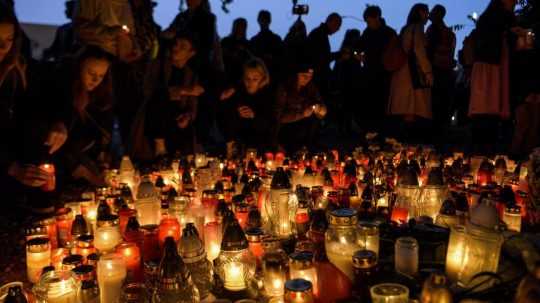 Na archívnej snímke účastníci pochodu na pamiatku obetí tragickej nehody na Zochovej.