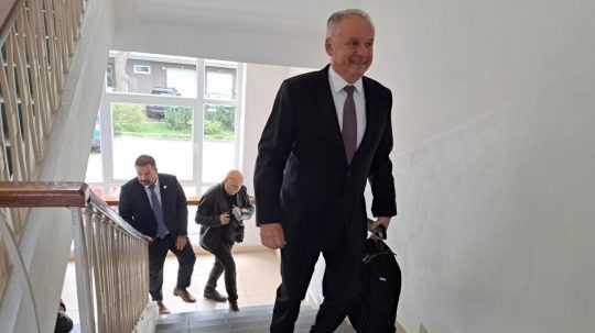 Uprostred Andrej Kiska prichádza na súdne pojednávanie.