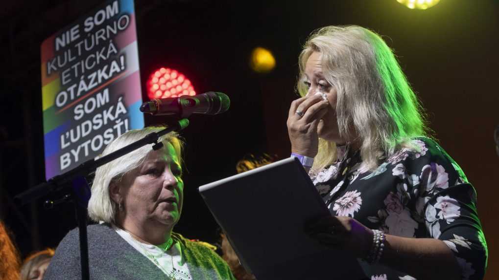 Na snímke vpravo mama Radky a vľavo Juraja počas príhovoru na spomienkovom podujatí MATÚŠ A JURAJ, NEZABUDNEME!, ktoré sa konalo na Zámockej ulici v Bratislave.