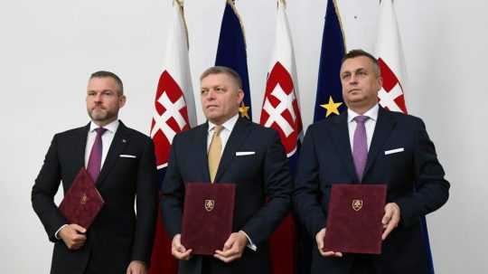 Zľava predseda strany Hlas-SD Peter Pellegrini, predseda Smer-SD Robert Fico a predseda strany SNS Andrej Danko.