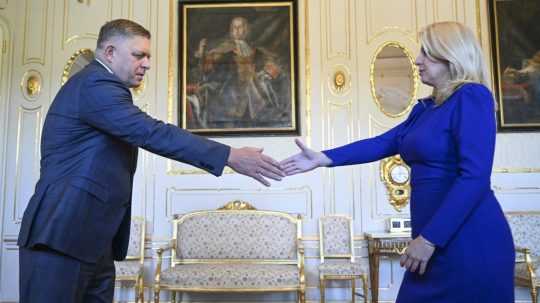 Vpravo prezidentka SR Zuzana Čaputová a vľavo predseda strany Smer-SD Robert Fico.