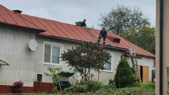 Na snímke hasiči rozoberajú poškodenú strechu a komín na rodinnom dome po pondelkovom zemetrasení v obci Černina v okrese Humenné na východe Slovenska v utorok 10. októbra 2023.