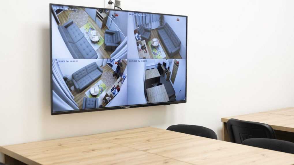 Snímka z vypočúvacej a monitorovacej miestnosti pre deti a zraniteľné osoby.