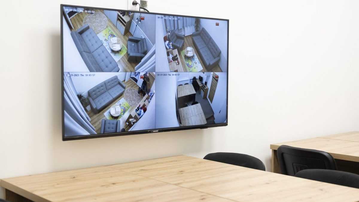 SnÃƒÂ­mka z vypoÃ„ÂÃƒÂºvacej a monitorovacej miestnosti pre deti a zraniteÃ„Â¾nÃƒÂ© osoby.