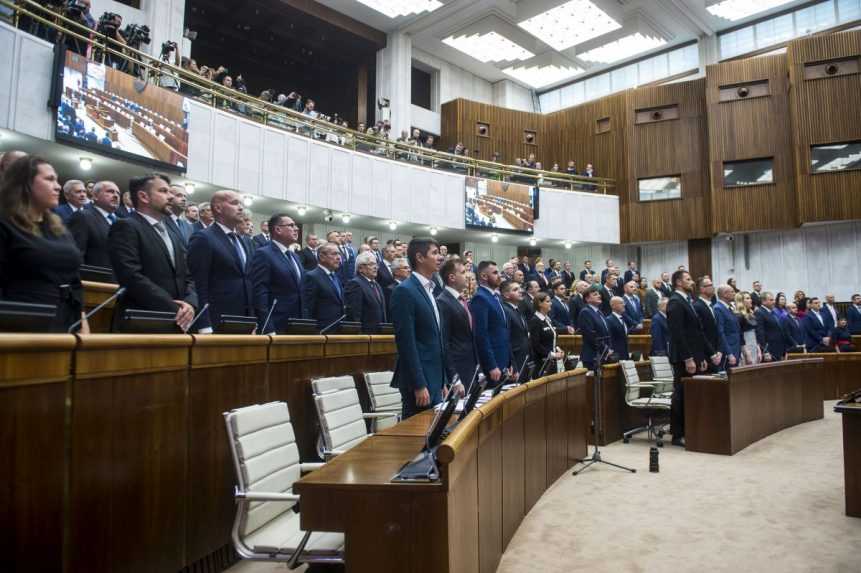 Niektorí poslanci parlamentu zarobia viac ako premiér: Pozreli sme sa na ich platy, príplatky či náhrady