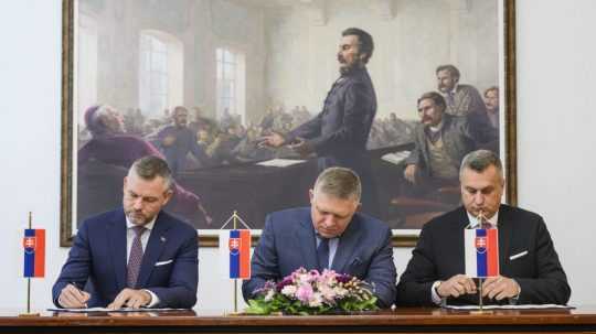 Zľava predseda Hlasu-SD Peter Pellegrini, predseda Smeru-SD Robert Fico a predseda SNS Andrej Danko.