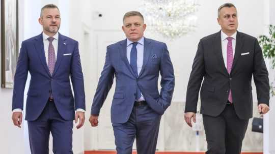 Zľava predseda Hlasu-SD Peter Pellegrini, predseda Smeru-SD Robert Fico a predseda SNS Andrej Danko.