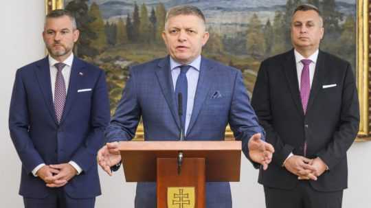 Zľava predseda Hlas-SD Peter Pellegrini, predseda Smer-SD Robert Fico a predseda SNS Andrej Danko.