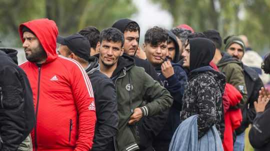 Na snímke migranti na Regrútskej ulici v Bratislave 11. októbra 2023.