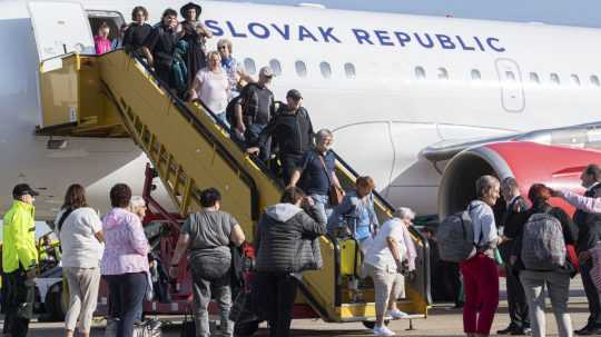 Na snímke Slováci vystupujú z vládneho špeciálu po prílete z Izraela.