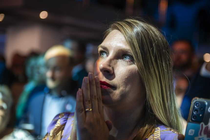 Ľudia reagujú po zverejnení výsledkov exit pollu počas volebnej noci v centrále hnutia Progresívne Slovensko.