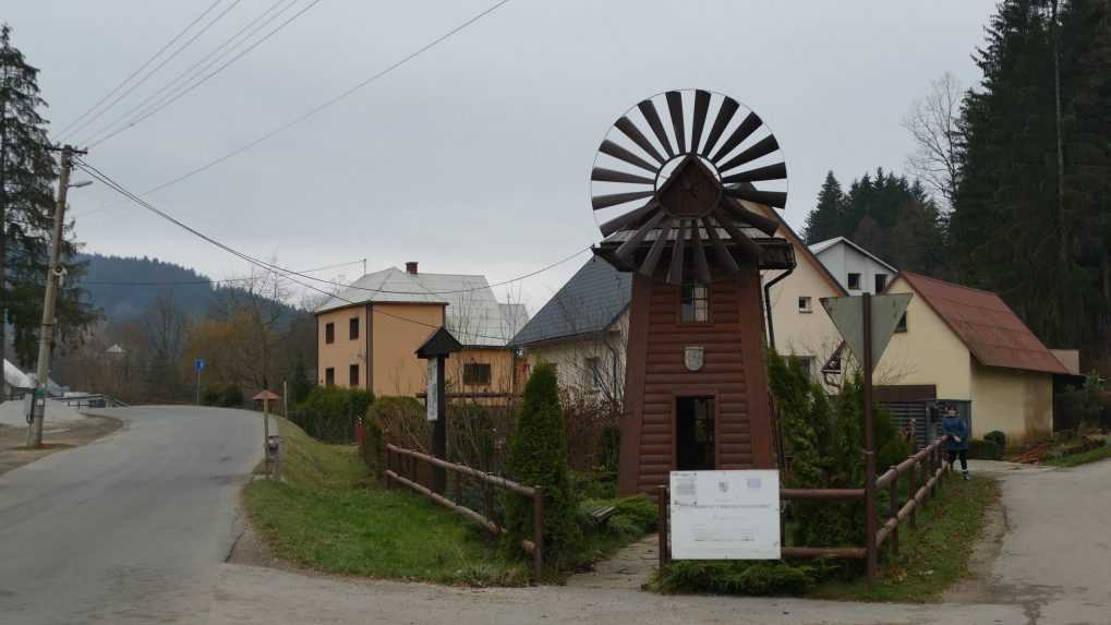 Na snímke zmenšený veterný mlyn v kysuckej obci Korňa.