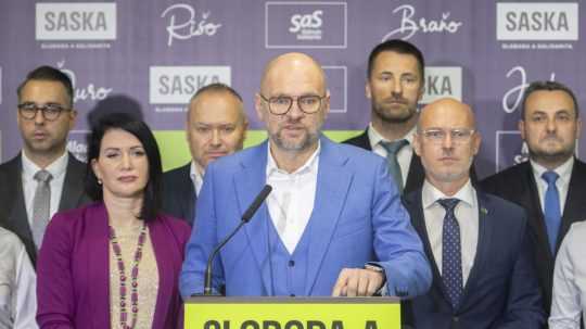 Na snímke uprostred predseda politickej strany Sloboda a Solidarita (SaS) Richard Sulík počas tlačovej konferencie, na ktorej oznámil odchod z postu funkcie predsedu SaS.