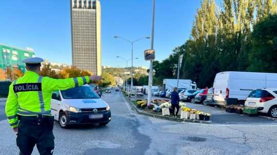 Policajná hliadka pri cintoríne Slávičie údolie v Bratislave.