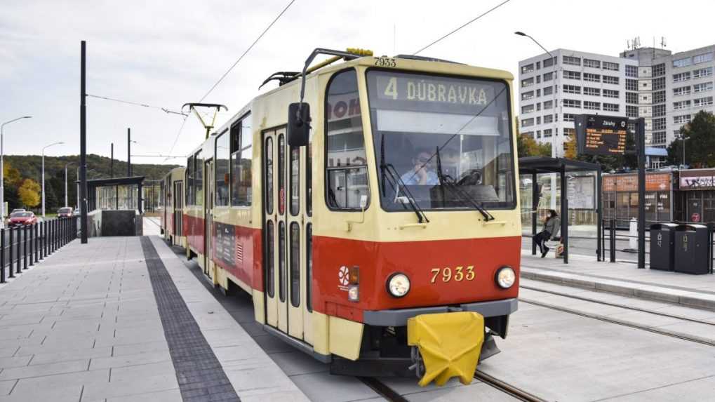 Štvrtková tragédia v Bratislave: Obeťou zrážky s električkou je 14-ročný chlapec