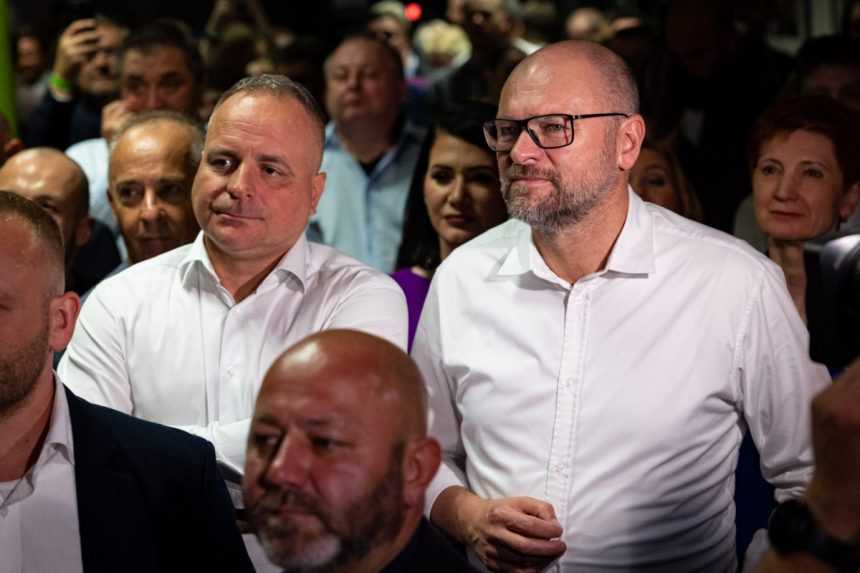 Sprava predseda SaS Richard Sulík a člen republikovej rady Juraj Droba počas volebnej noci v centrále strany.