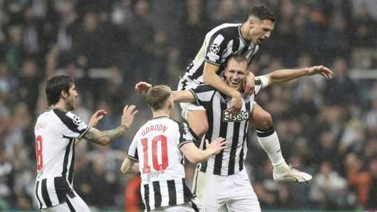 Futbalista Newcastle Dan Burn (vpravo dole) sa teší so spoluhráčmi po strelení gólu počas zápasu 2. kola F-skupiny Ligy majstrov Newcastle United - Paríž SG.