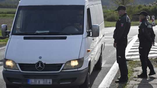 Na snímke policajné kontroly na hraničnom priechode s Maďarskom Slovenské Nové Mesto - Sátoraljaújhely.