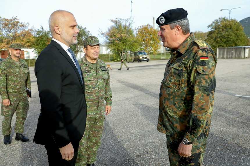 Na sníme vľavo minister obrany Martin Sklenár.