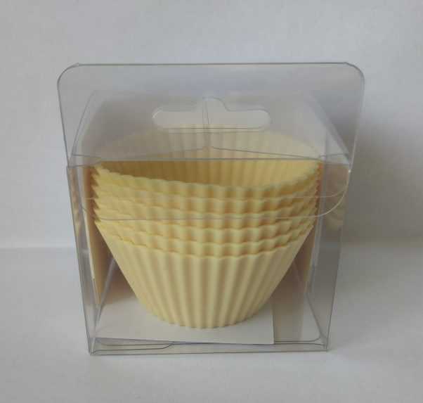 Na snímke silikónové formy na muffiny v plastovom priehľadnom obale.