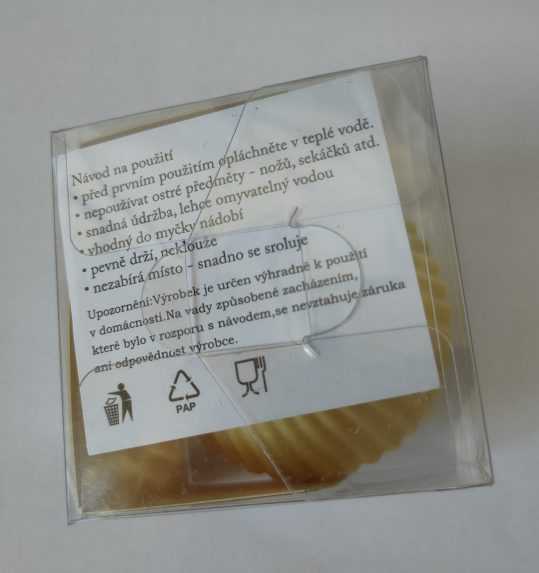 Na snímke silikónové formy na muffiny v plastovom priehľadnom obale.