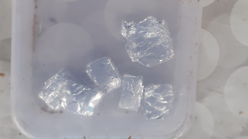 Kontrolované osoby policajtom dobrovoľne vydali predmety, o ktorých sa vyjadrili, že sa jedná o omamné a psychotropné látky.